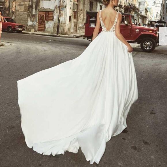 NWT L’amour Claudia White Lace Plunge Neckline Wedding Dress with Slit Size 6 - Picture 3 of 16